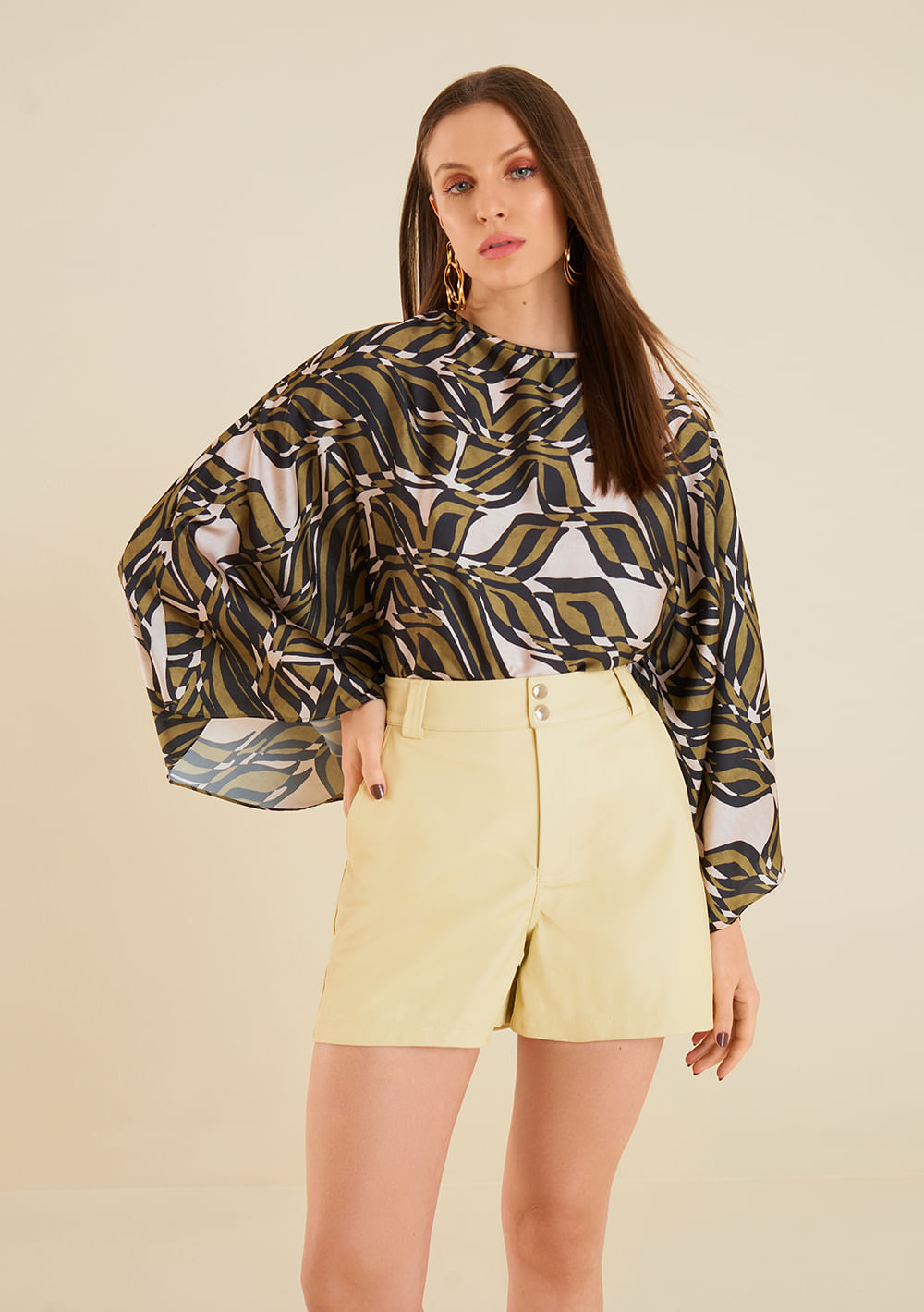 Shorts Morena Rosa Reto Detalhe Pesponto Amarelo Claro