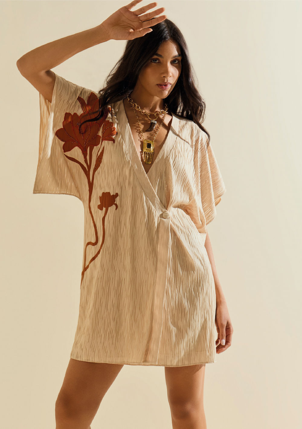 Vestido Morena Rosa Solto Decote V Manga Curta Curto Bege