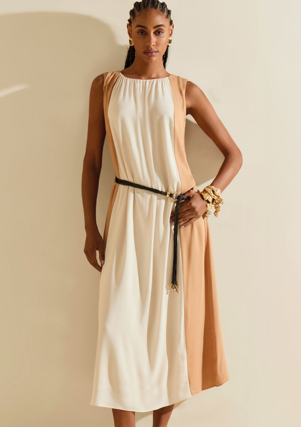 Vestido Morena Rosa Solto Decote Canoa Sem Manga Midi Bege