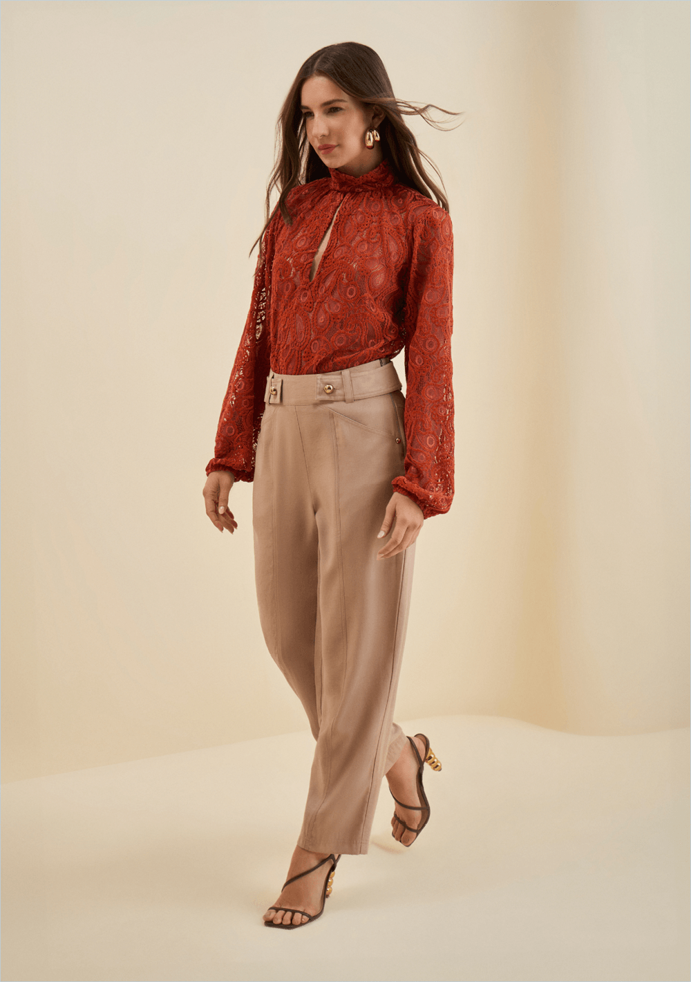 Calça Morena Rosa Cenoura Alta Bege