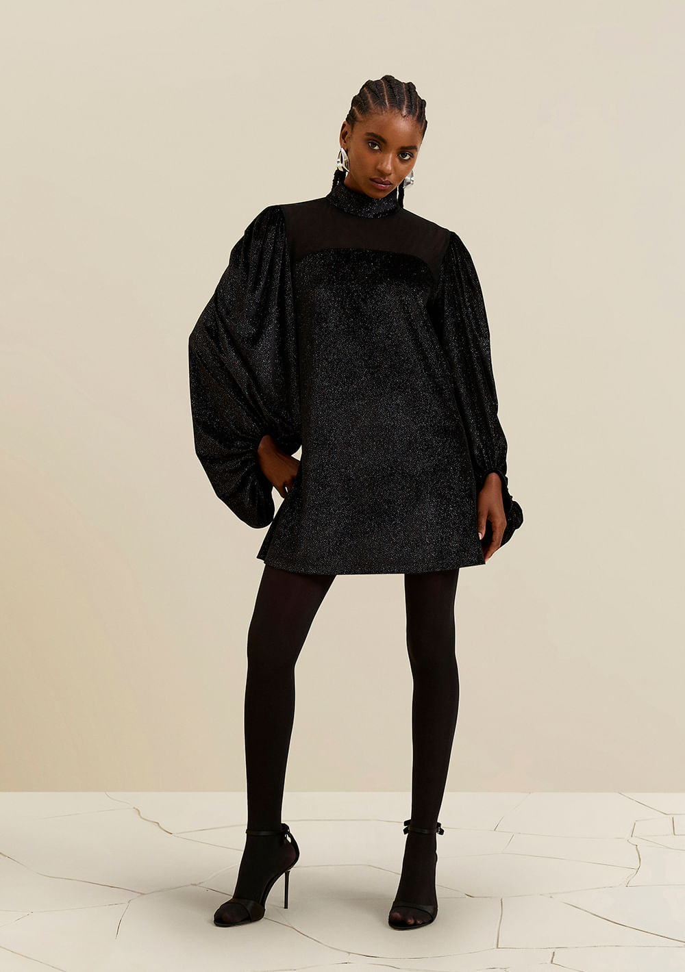 Vestido Morena Rosa Solto Gola Alta Manga Longa Curto Preto