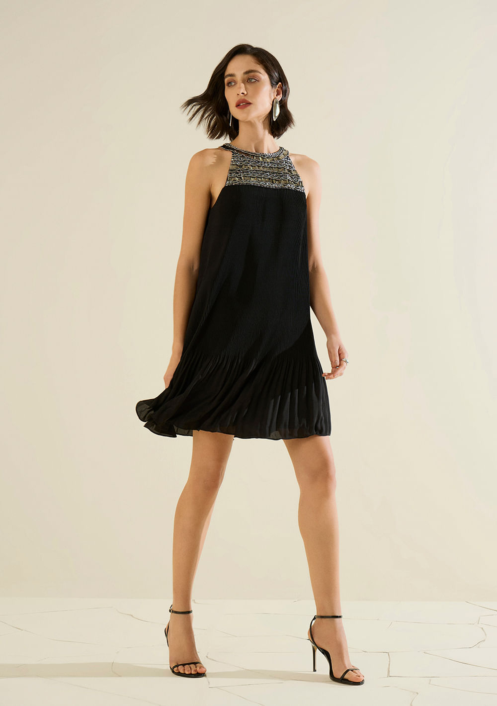 Vestido Morena Rosa Solto Decote Careca Sem Manga Curto Preto