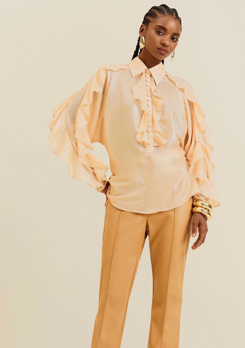 Camisa Morena Rosa Oversized Gola Tradicional Manga Longa Padrão Bege