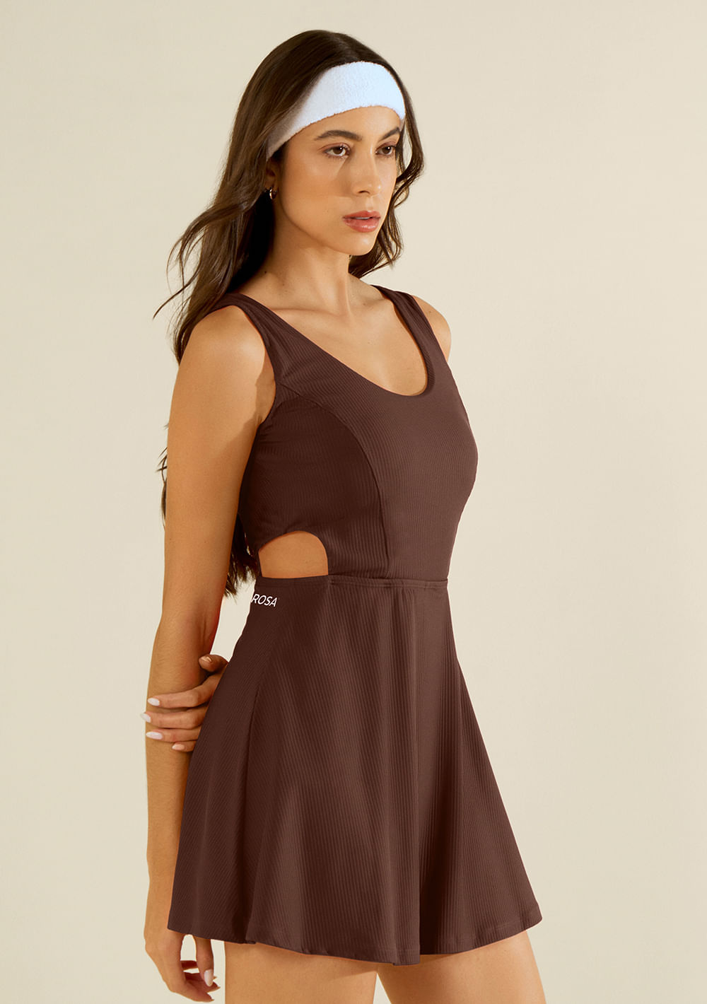 Vestido Morena Rosa Ajustado Decote Careca Sem Manga Curto Marrom