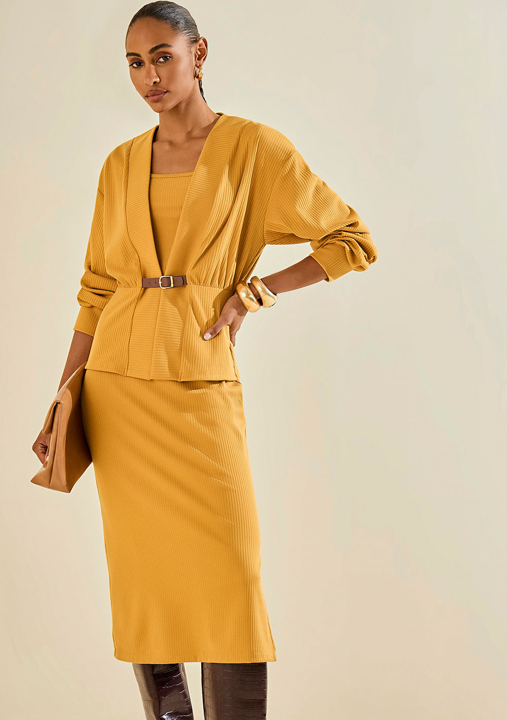 Vestido Morena Rosa Ajustado Decote Reto Manga Curta Midi Amarelo