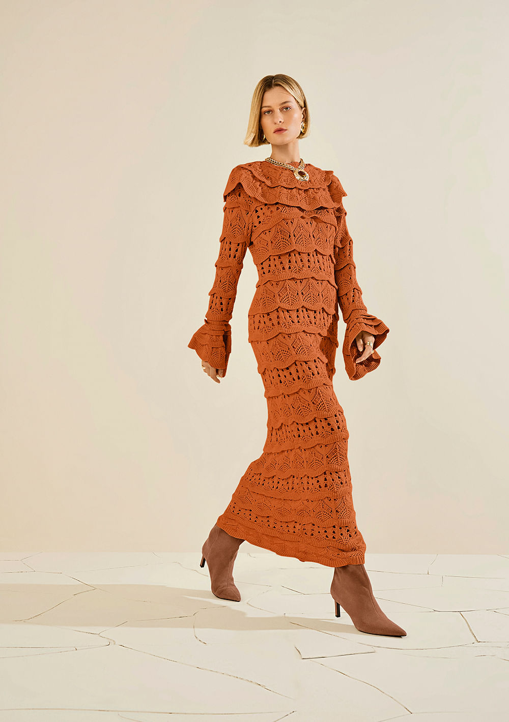 Vestido Morena Rosa Ajustado Decote Careca Manga Longa Longo Marrom