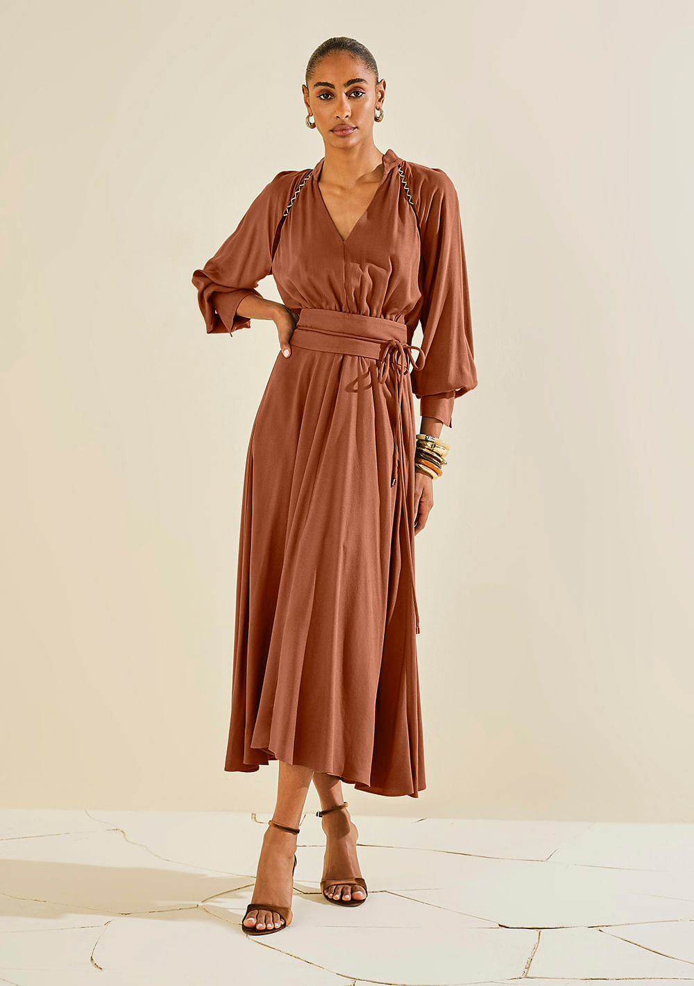 Vestido Morena Rosa Solto Decote V Manga Longa Midi Marrom