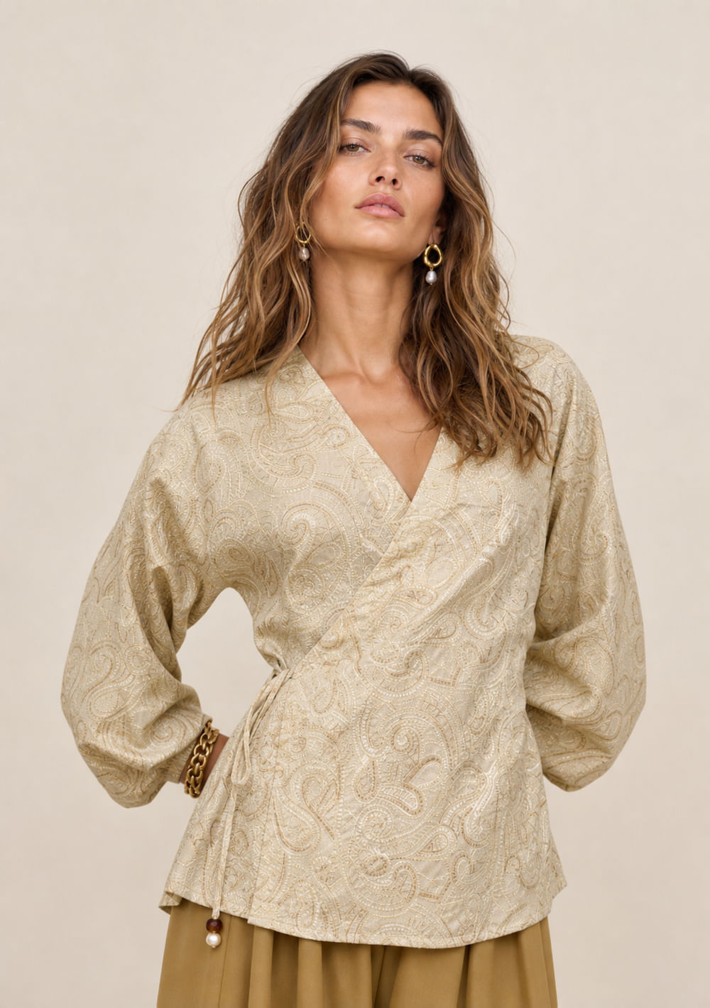 Blusa Morena Rosa Ajustada Decote Transpassado Manga Longa Alongada Bege